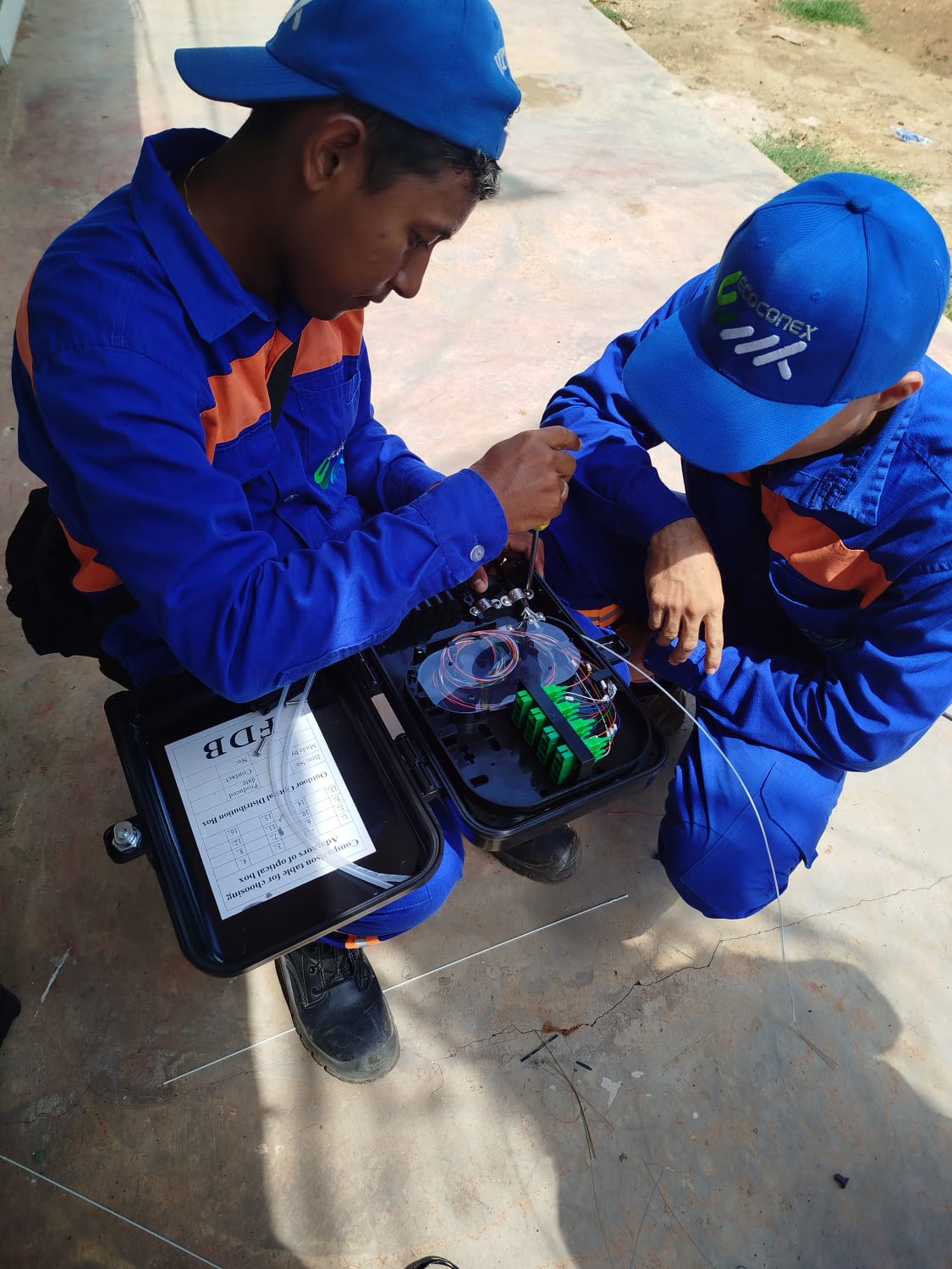 Técnicos de Ecoconex configurando nodo de fibra óptica FDB