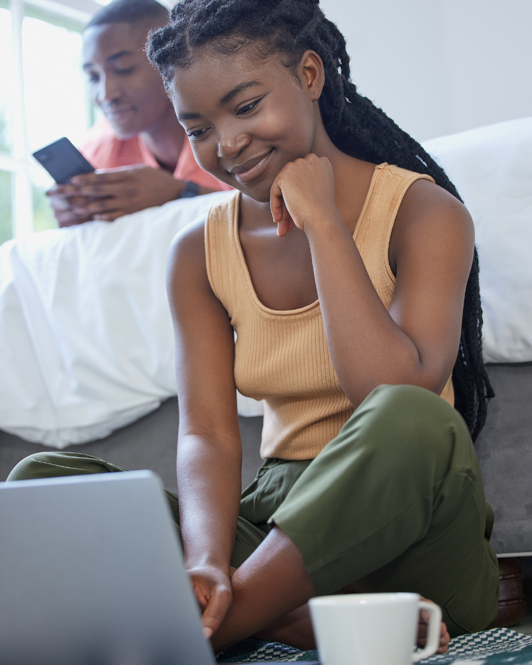 Familia disfrutando el internet de Ecoconex en casa