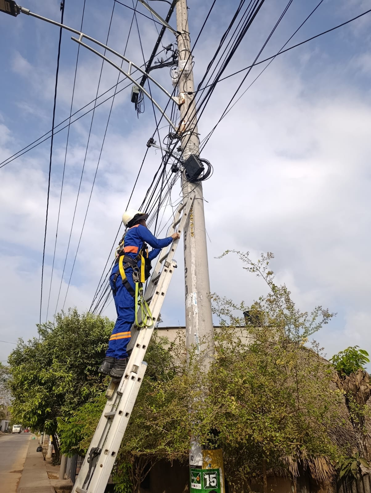 Técnico Ecoconex instalando fibra óptica en campo